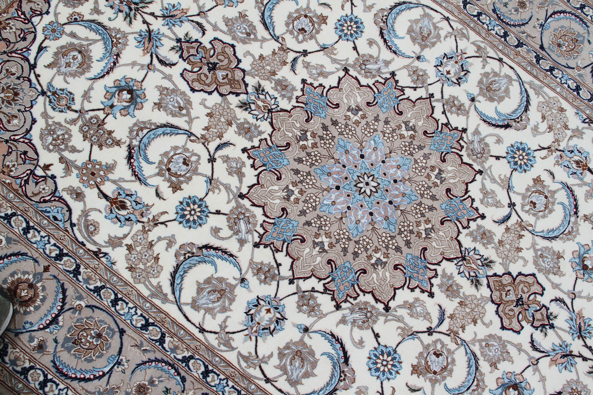 Persian Isfahan Silk & Wool Rug 228_154 cm