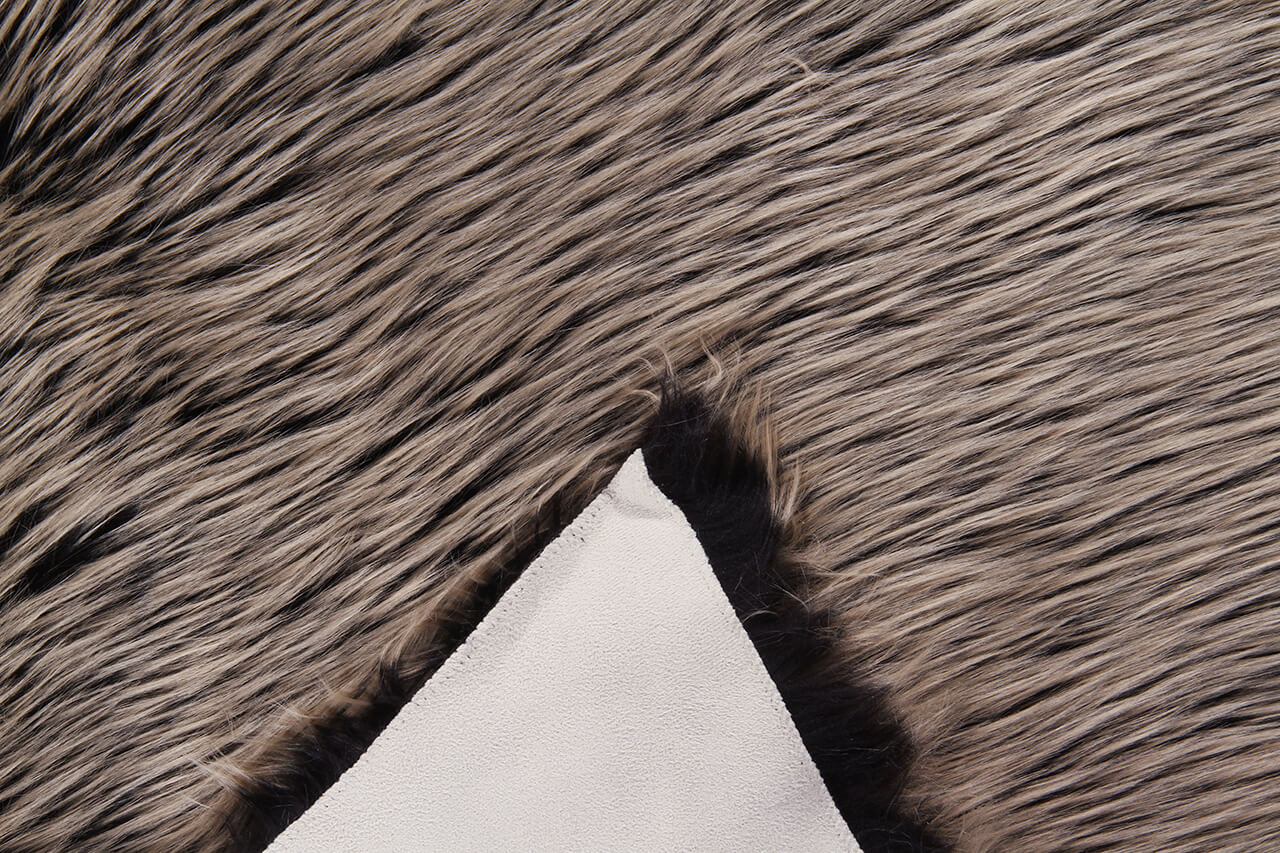 Eco Lambskin Taupe in Finta Pelliccia – Plaid, Tappeto o Coprisedia – Morbido, Elegante