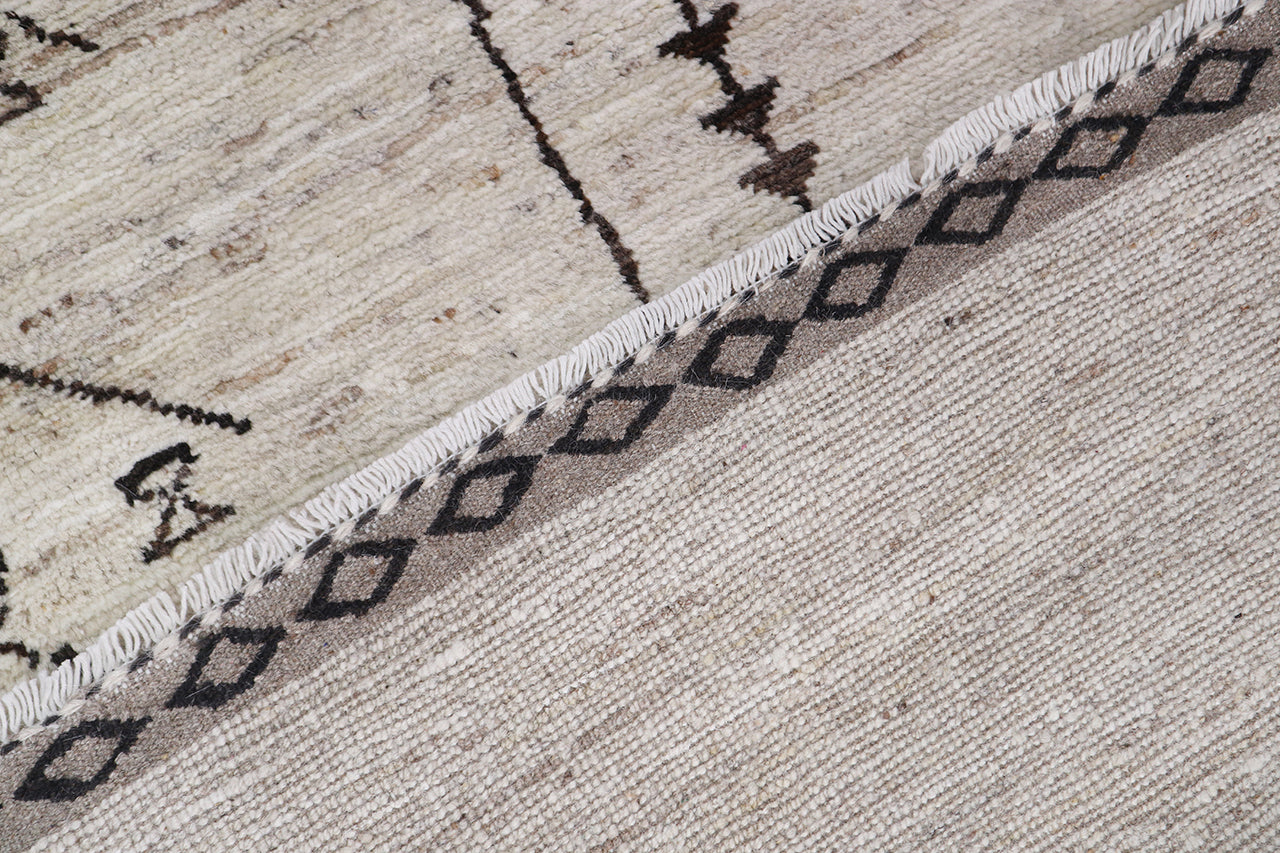 Modern design white Berber style carpet, handmade 309x198cm