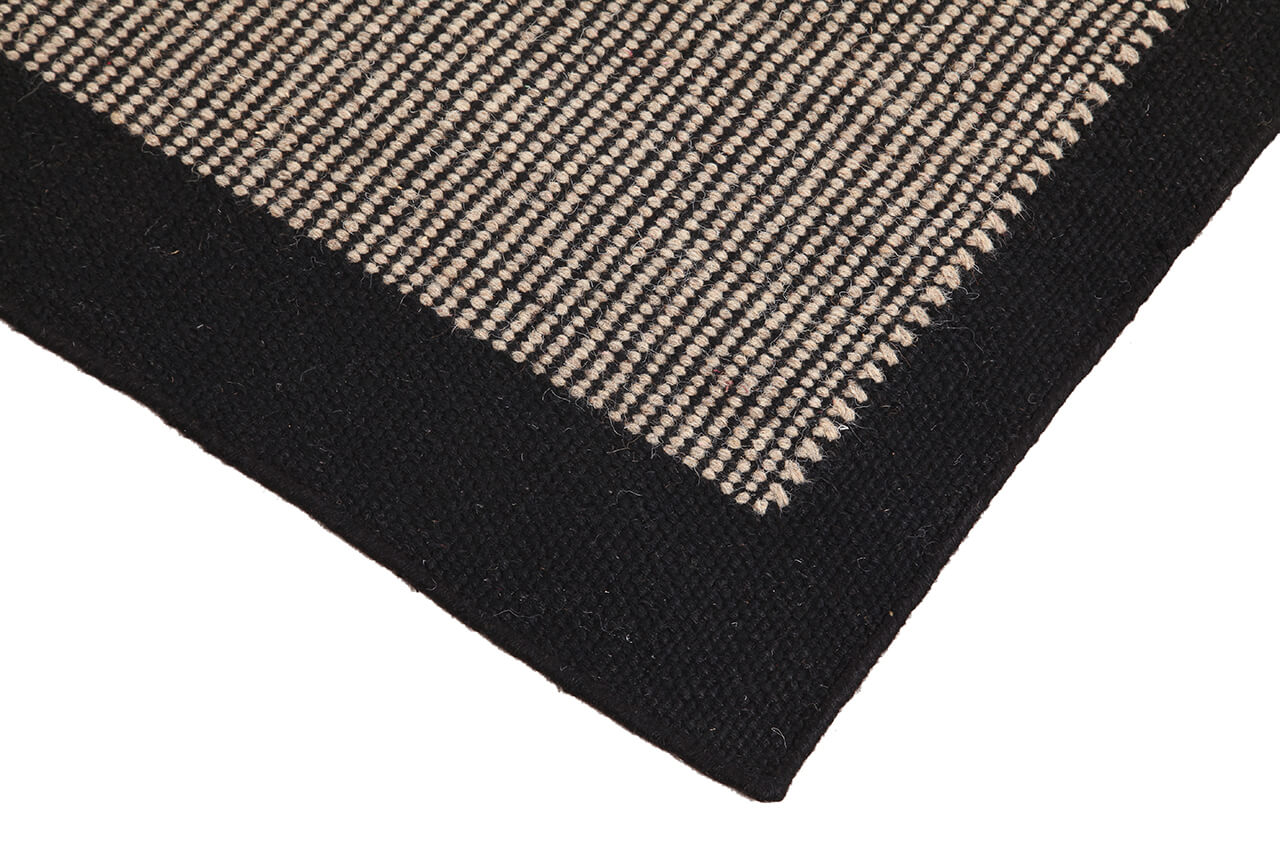Tappeto Jensen Black/Grey – Lana e Cotone Intrecciati a Mano con Bordo Nero