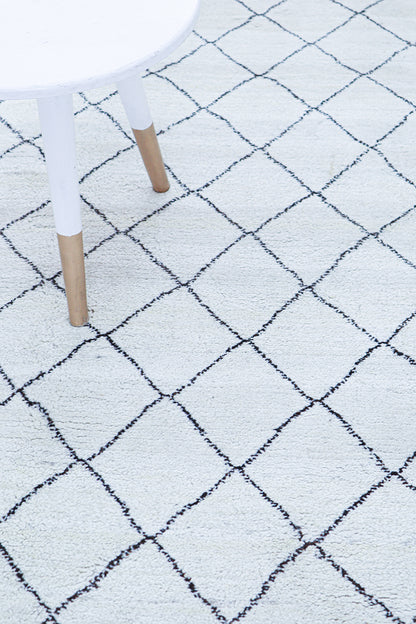 Modern design white Berber style carpet, handmade 226x147cm