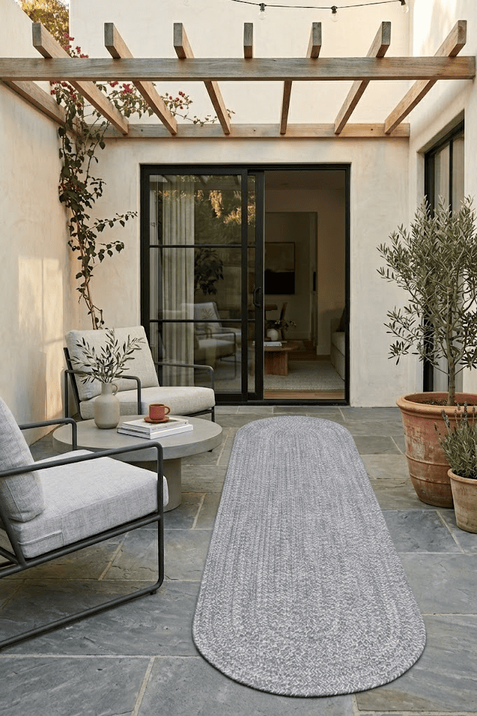 Oval outdoor rug in gray by SOLID, 200x60cm, ideal for terraces, balconies, patios, and verandas, suitable for indoor and outdoor use.